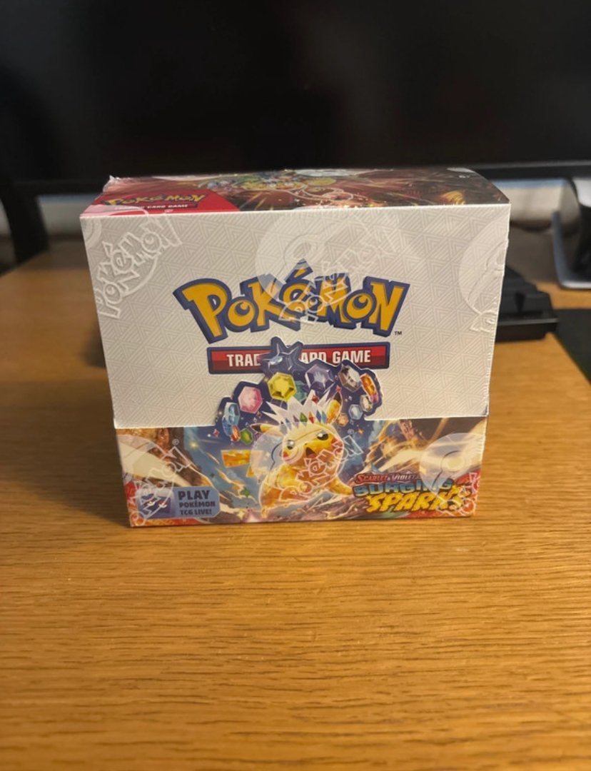 Pokémon TCG Scarlet & Violet Surging Sparks Boosterbox, Ophalen of Verzenden, Nieuw, Boosterbox