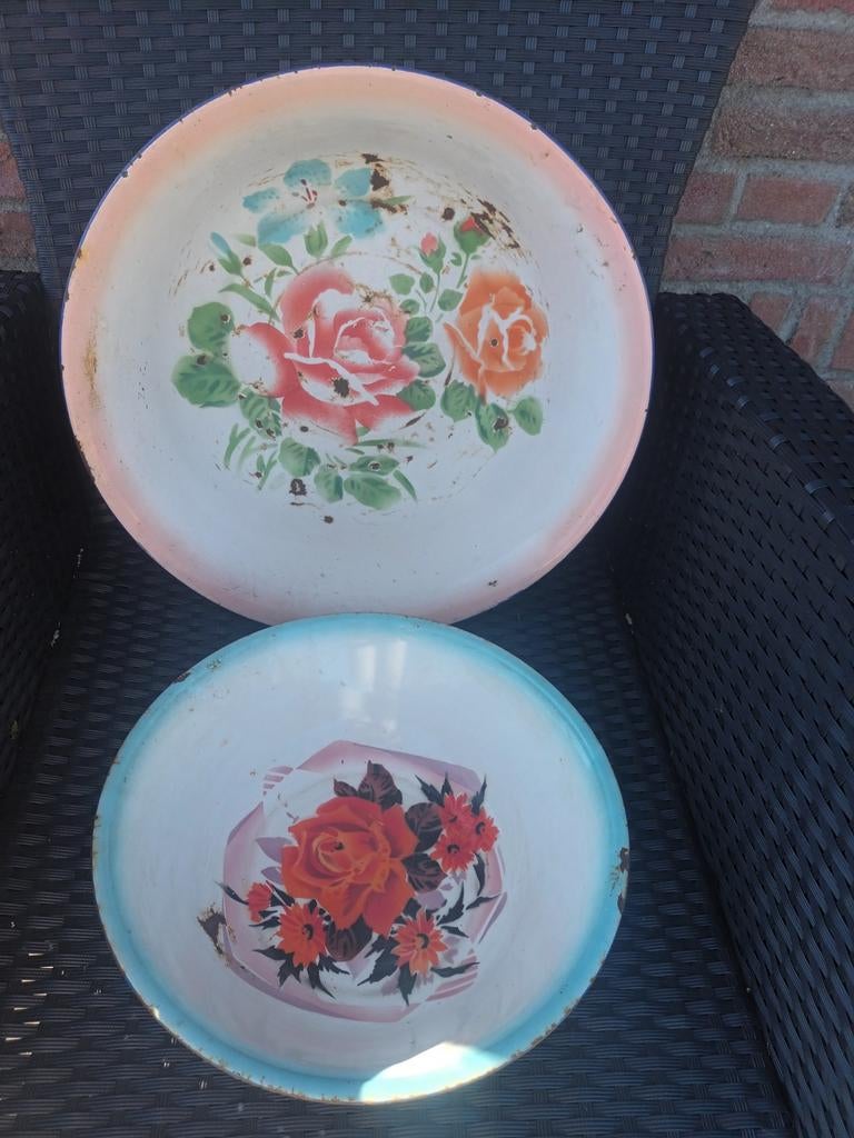 2 emaille schalen met bloemen, Ophalen of Verzenden