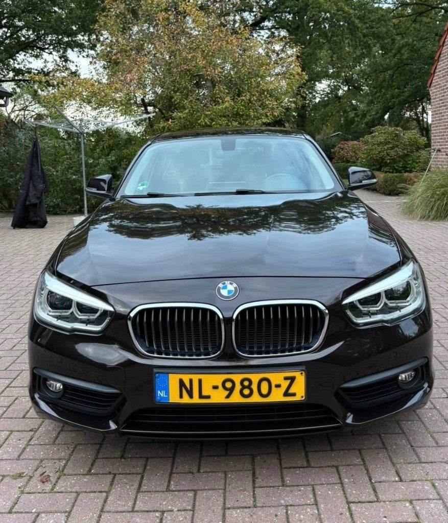 BMW 1-Serie 118i 136pk Aut 2017 Bruin, Auto's, Dealer onderhouden, Bruin, Origineel Nederlands, 650 kg