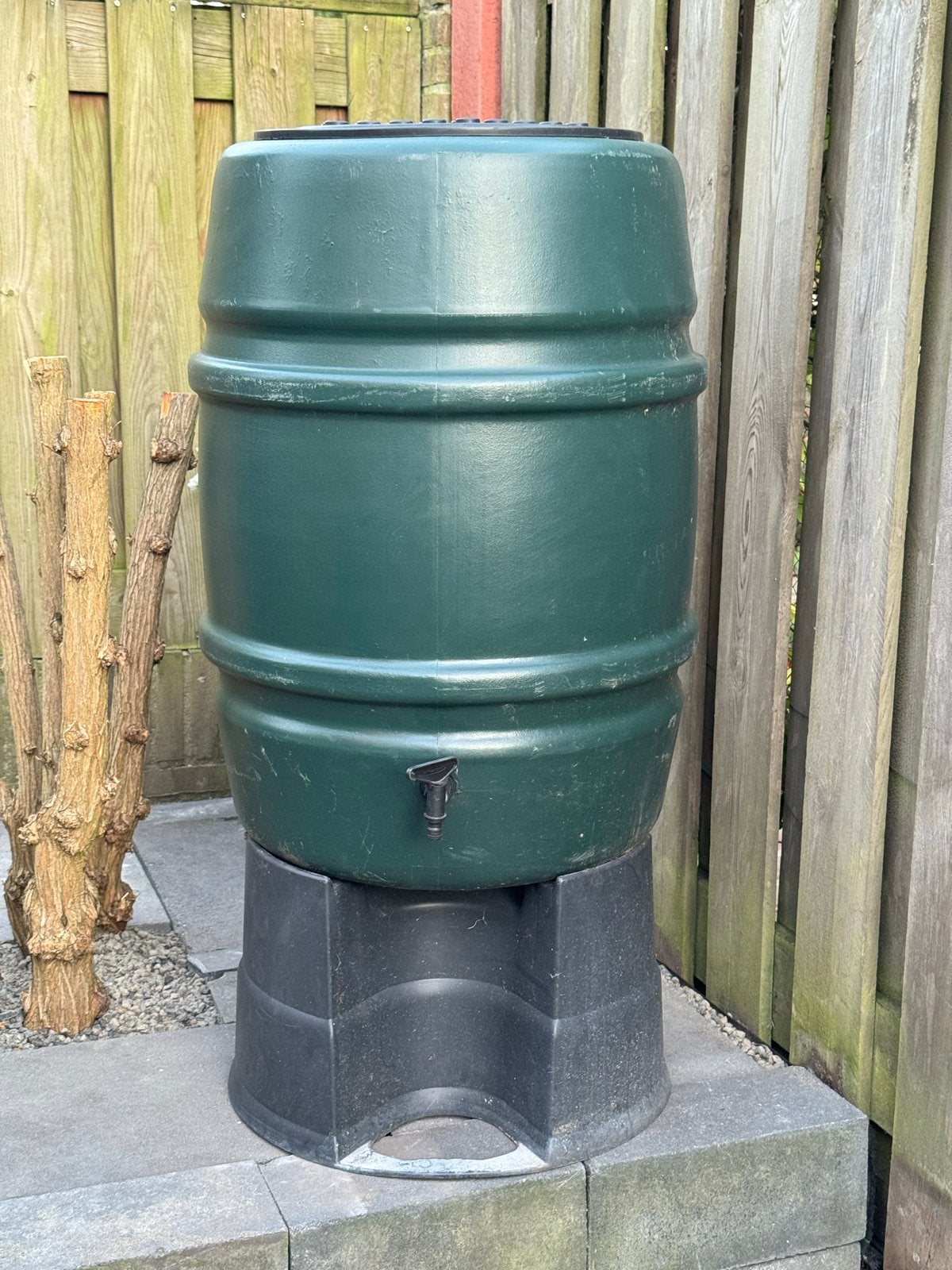 Regenton met kraantje en voet - 225 Liter, Tuin en Terras, Ophalen, Kunststof, Gebruikt, Met kraantje