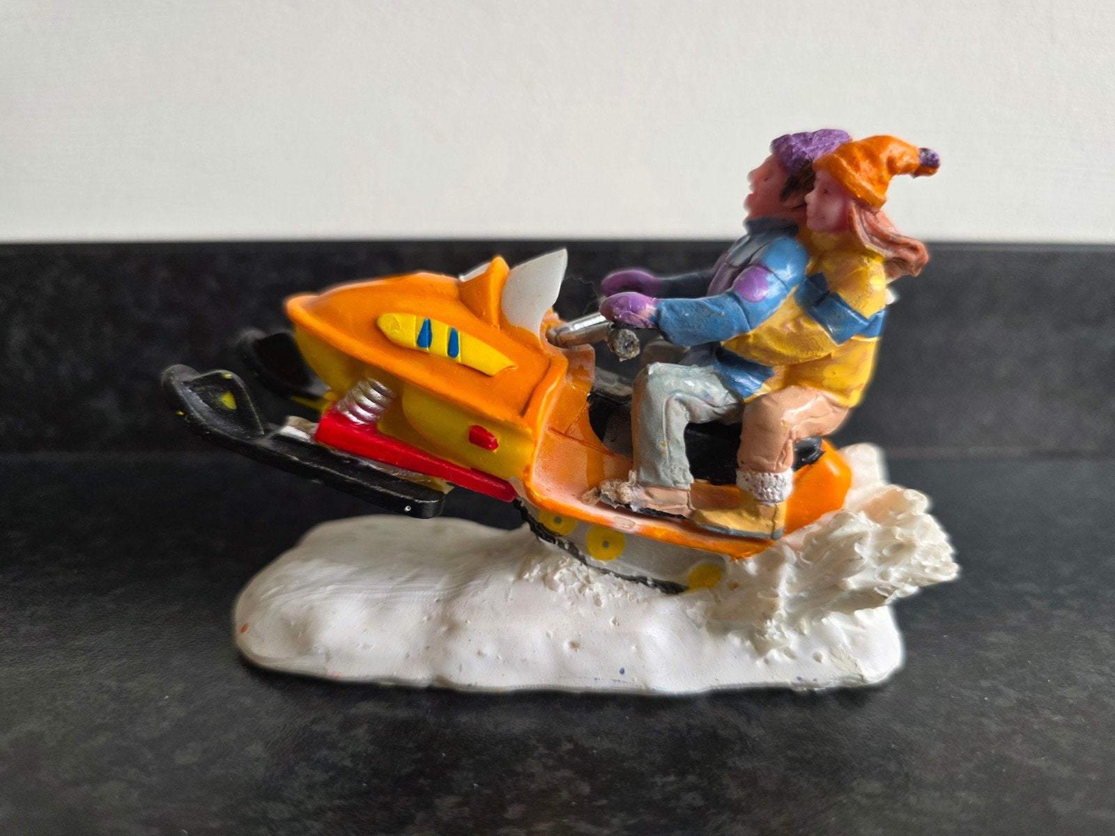Lemax Retired Snowmobile Ride gele sneeuwscooter skipiste, Ophalen