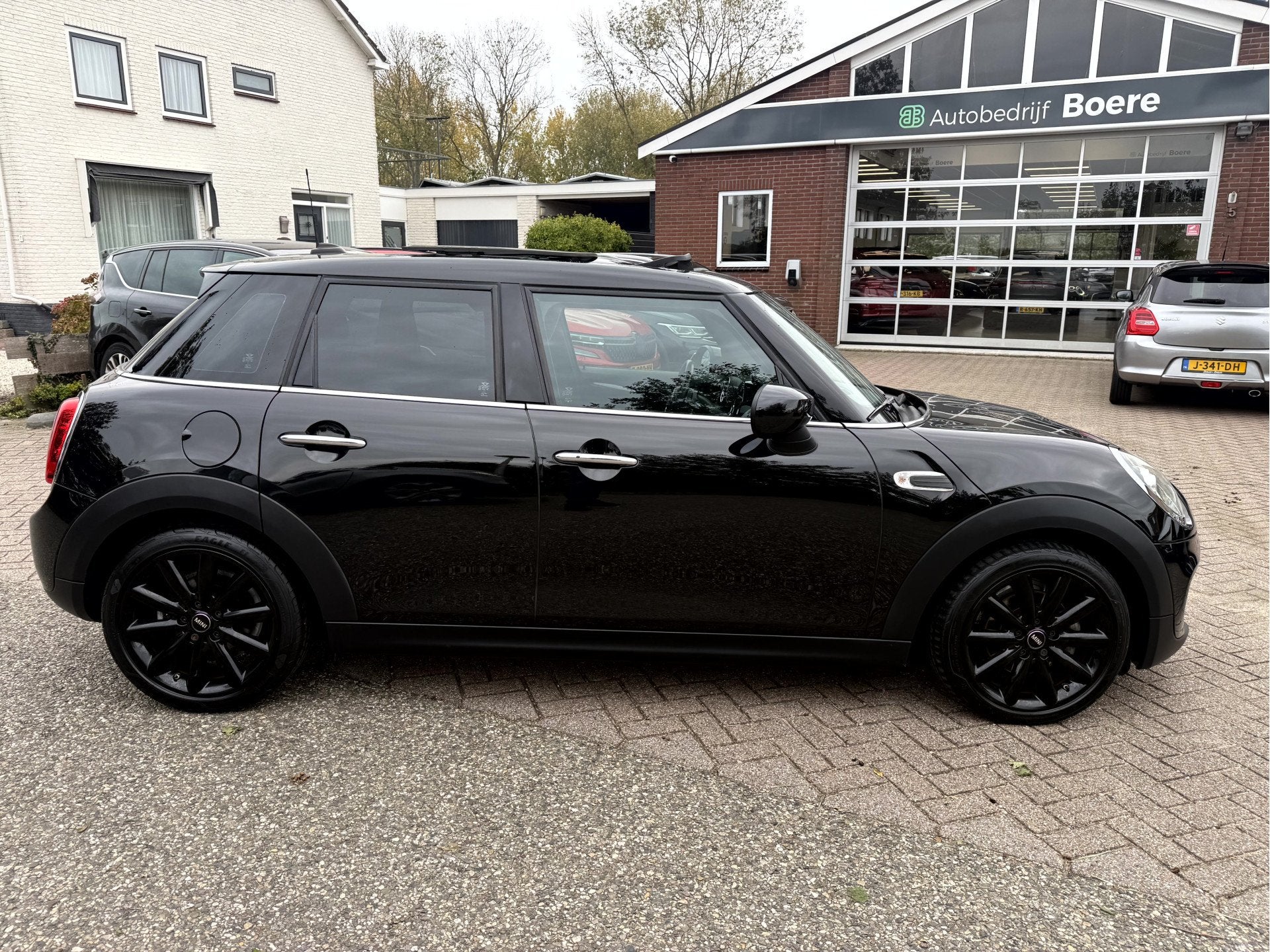 MINI 5-deurs 1.5 Cooper Business Edition Panoramadak, Camera, 136 pk, Gebruikt, Leder en Stof, Zwart