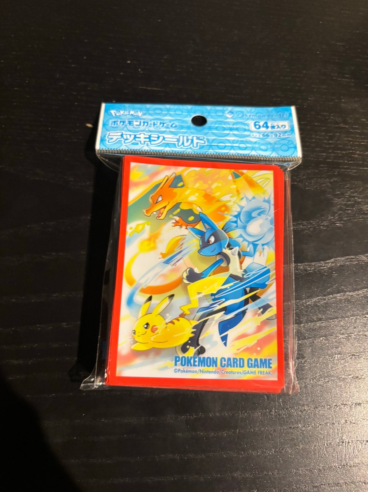 Pokémon 64 Sleeves - Pikachu Lucario Charizard - Nieuw, Ophalen of Verzenden, Zo goed als nieuw, Sleeves of Kaarthoesjes