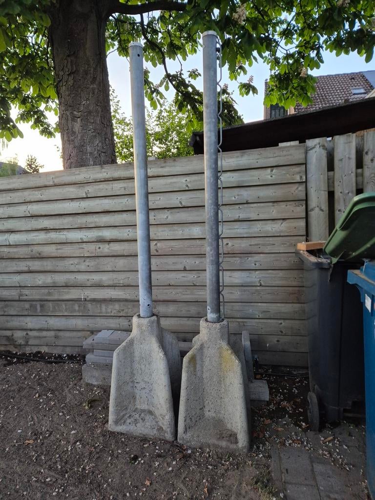 2x Hekwerkpalen met betonnen voet, Tuin en Terras, Tuinhekken en Hekwerk, Ophalen, Gebruikt, IJzer, Overige typen
