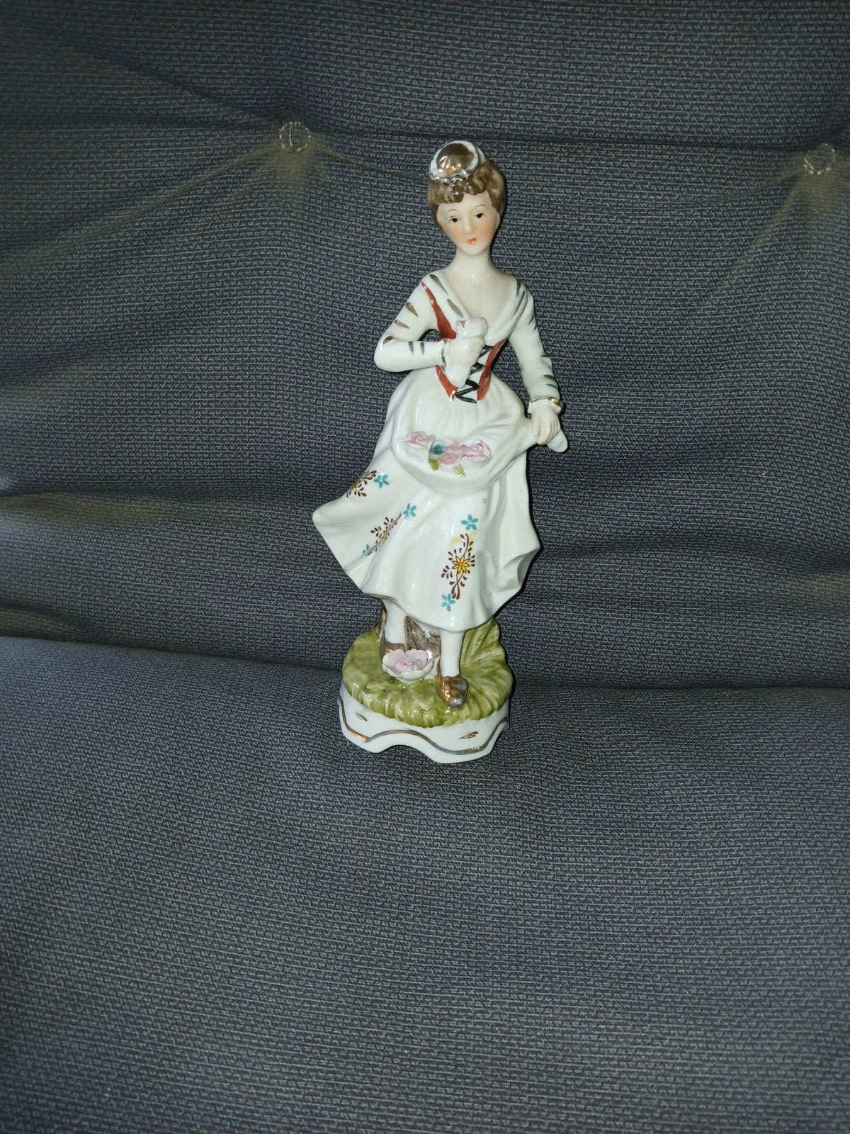 Vintage porseleinen beeldje van dame met bloemen, Antiek en Kunst, Antiek | Porselein, Ophalen of Verzenden