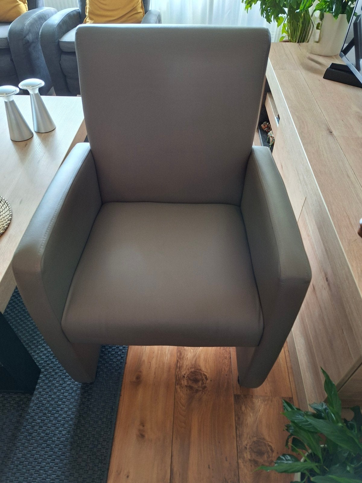 6x Imitatie leren stoelen op wielen - Grijs/Taupe, Ophalen, Zo goed als nieuw, Grijs, Vijf, Zes of meer stoelen