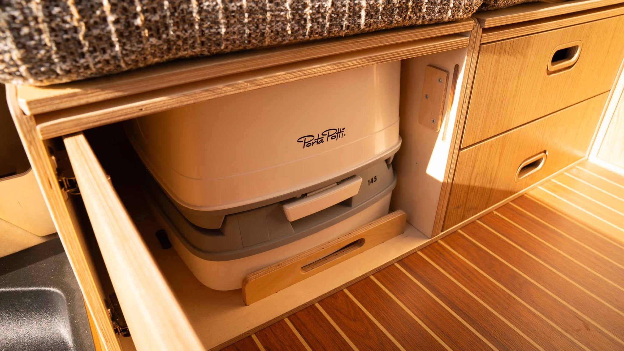 Volkswagen Transporter T7 Amigo camper plug in hybride, Caravans en Kamperen, Automaat, Buscamper of Camperbus, Volkswagen, Omvormer