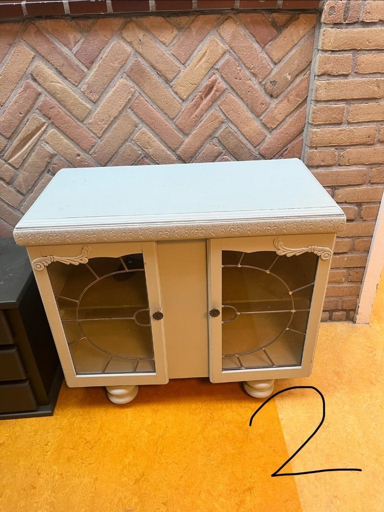 houten vitrinekastje lichtgrijze tot saliegroene, Ophalen