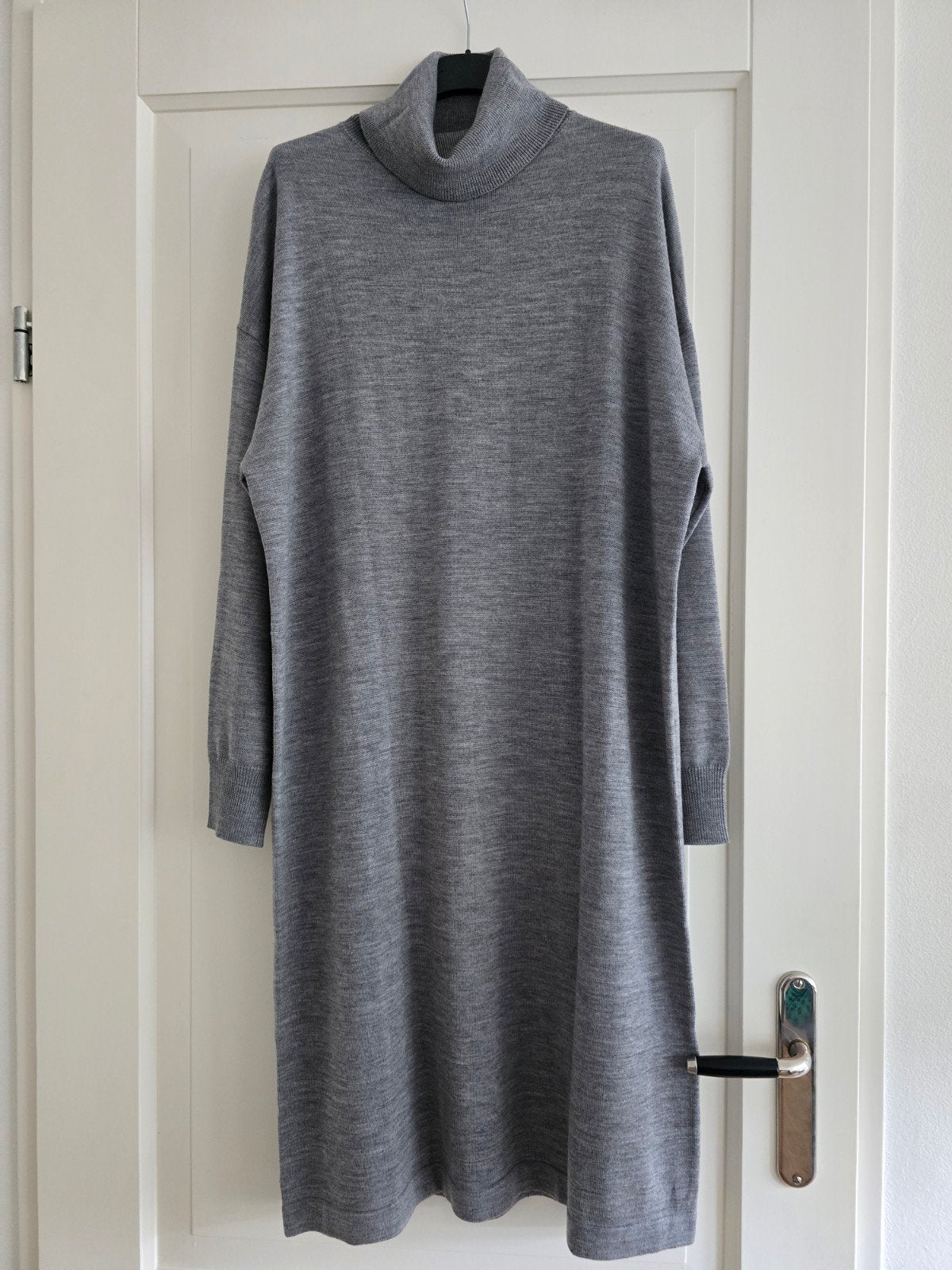 no man's Land grijze coltrui jurk S/M, Kleding | Dames, Jurken, Woman's Land, Ophalen of Verzenden, Zo goed als nieuw, Knielengte