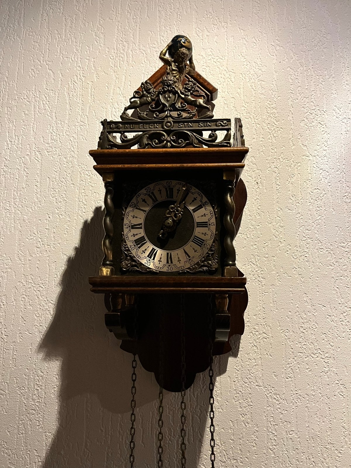Vintage klok wandklok met Atlas en leeuwen Hout Romeinse, Antiek en Kunst, Antiek | Klokken, Ophalen of Verzenden