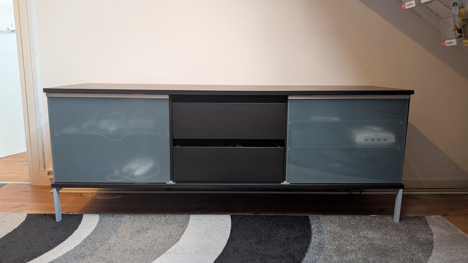 Strak TV-meubel donkerbruin/zwart met glazen schuifdeuren, Huis en Inrichting, Ophalen, Gebruikt, Modern, Functioneel, 150 tot 200 cm