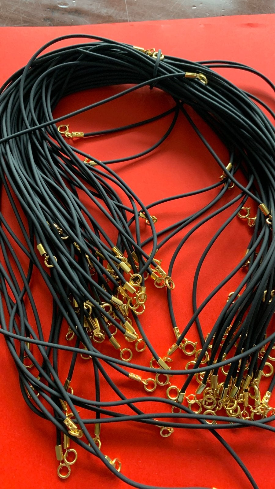 Nieuw rubber koord met goud of zilver sluiting, Ophalen of Verzenden, Nieuw, Zwart, Overige materialen