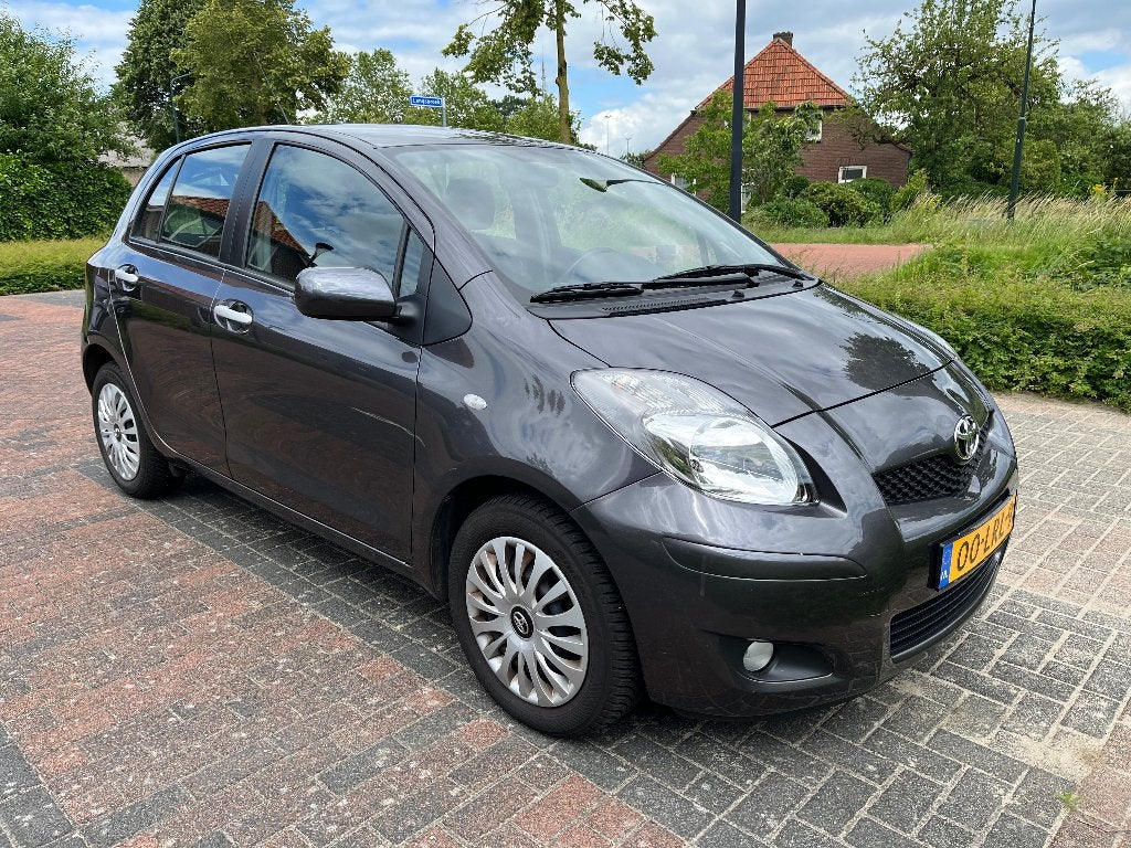 Toyota Yaris 1.3 16V 100pk AUT 5DR 2010 Grijs, Stof, 40 €/maand, 4 cilinders, 100 pk