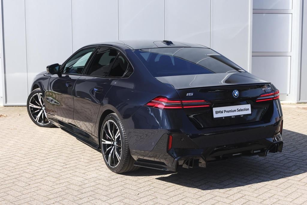 BMW i5 eDrive40 M Sport / Panoramadak / Trekhaak / Bowers &, 2095 kg, Achterwielaandrijving, Zwart, Met garantie (alle)
