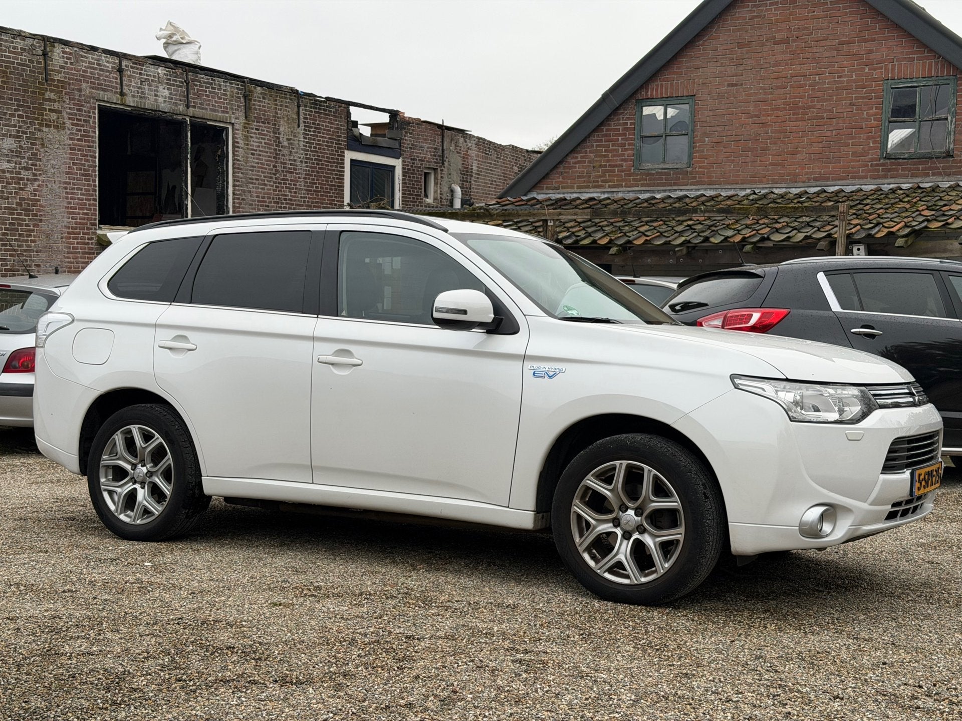 Mitsubishi Outlander 2.0 PHEV Instyle+ 1e Eig Dealer Onderho, Auto's, Zwart, 4 cilinders, Wit, Bedrijf