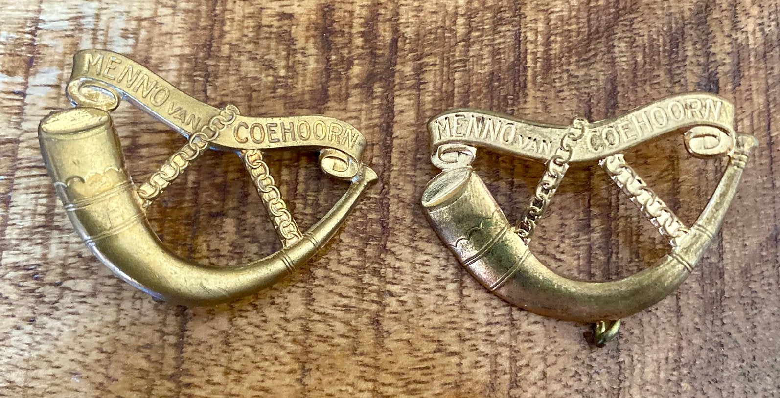Twee Nederlandse schouderemble Infanterie Menno van Coehoorn, Verzamelen, Verzenden, Landmacht, Nederland, Embleem of Badge