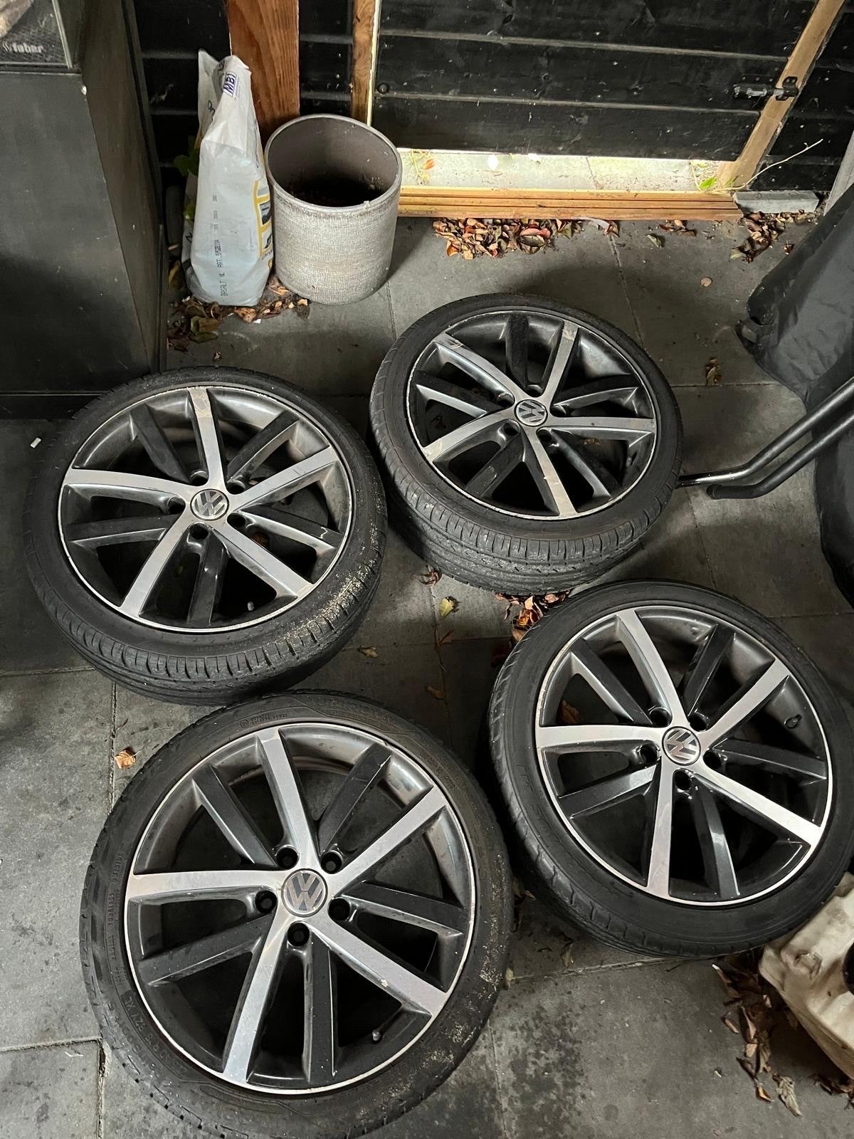 Volkswagen Velgen Met Banden 225 x 40 x R18, Auto-onderdelen, Banden en Velgen, Ophalen, 18 inch, Gebruikt, Banden en Velgen