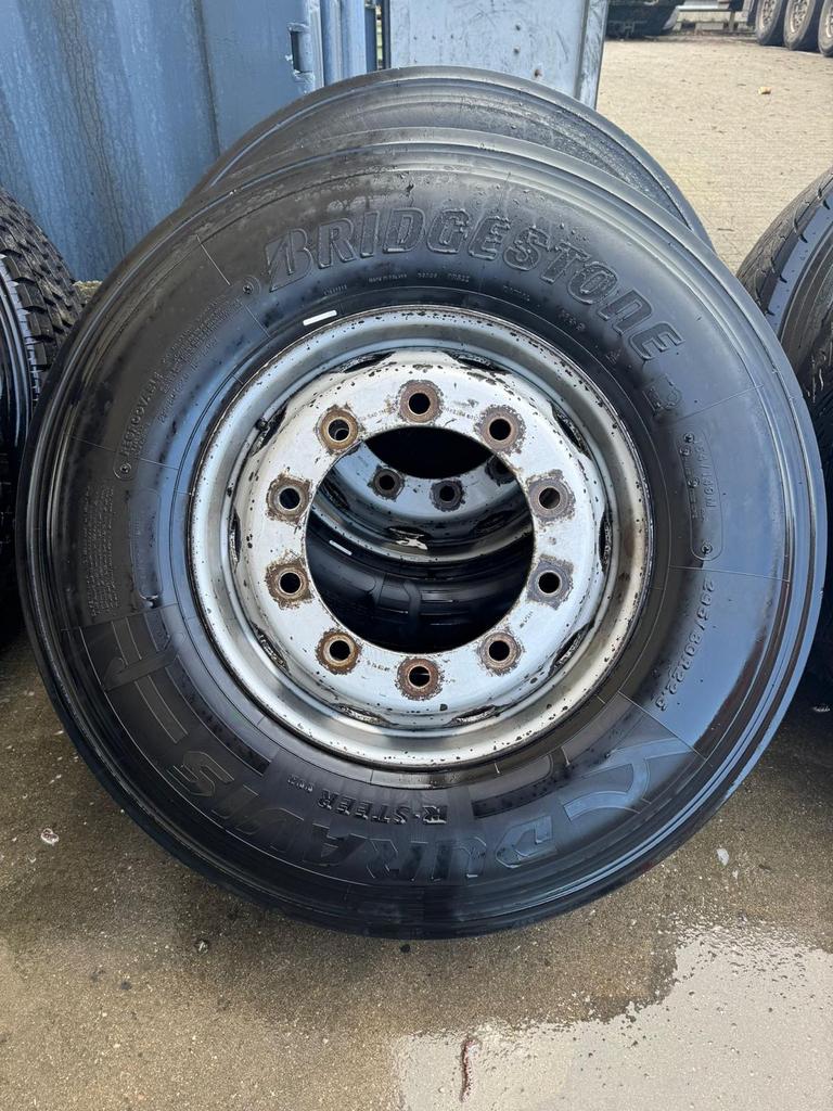 2x Bridgestone Duravis 295/80/22,5 banden met velg 80 %, Auto-onderdelen, Vrachtwagen-onderdelen, Ophalen of Verzenden, Gebruikt