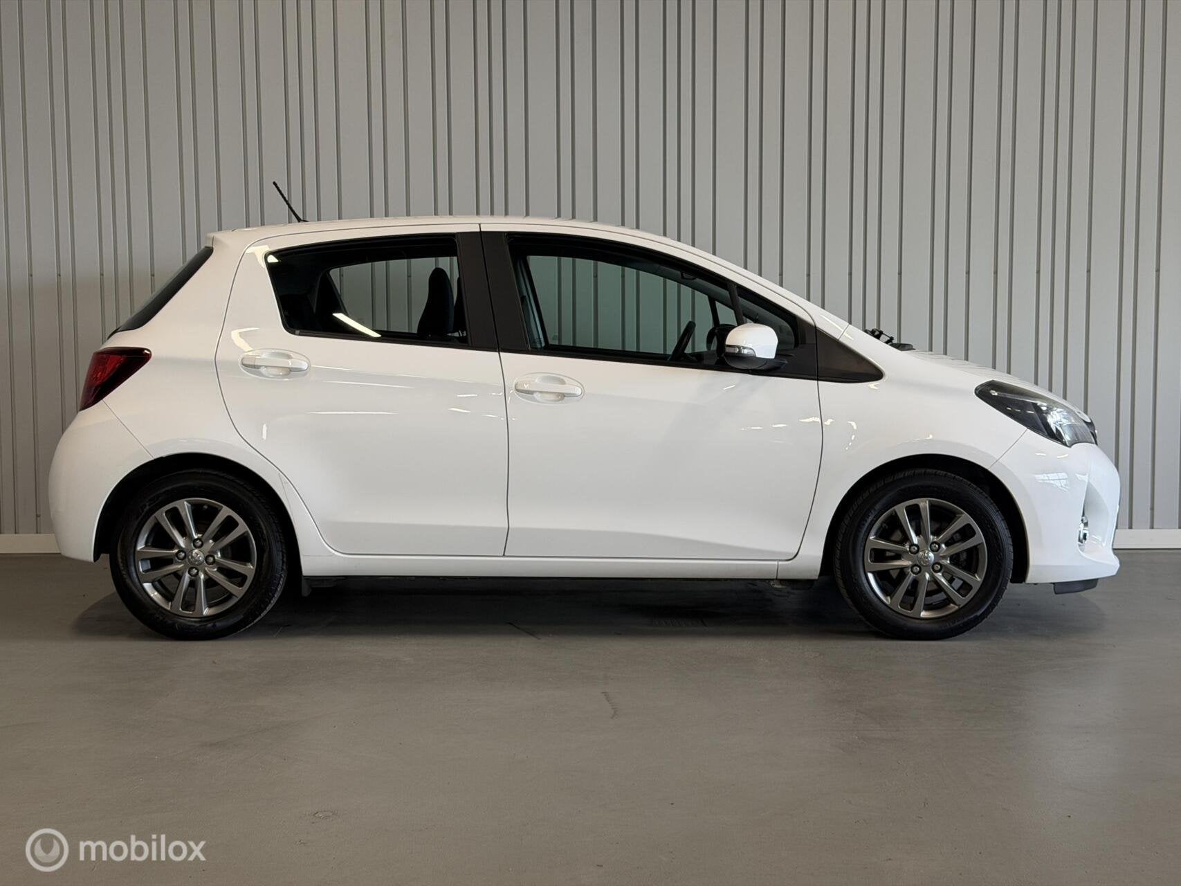 Toyota Yaris 1.0 VVT-i Lease Bi-Tone, Voorwielaandrijving, Gebruikt, Euro 6, Handgeschakeld