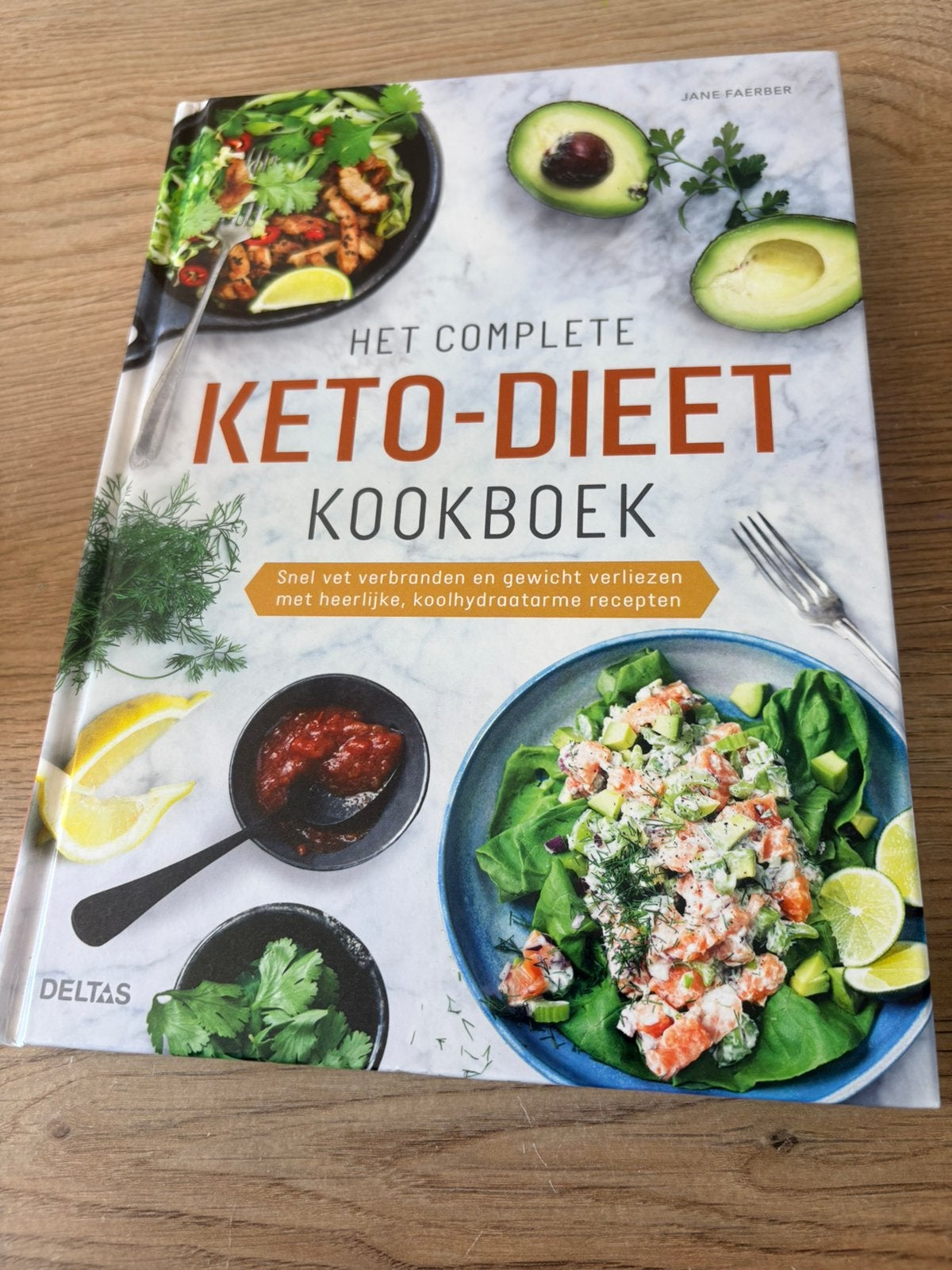 Het conplete KETO dieet kookboek, Ophalen of Verzenden, Zo goed als nieuw