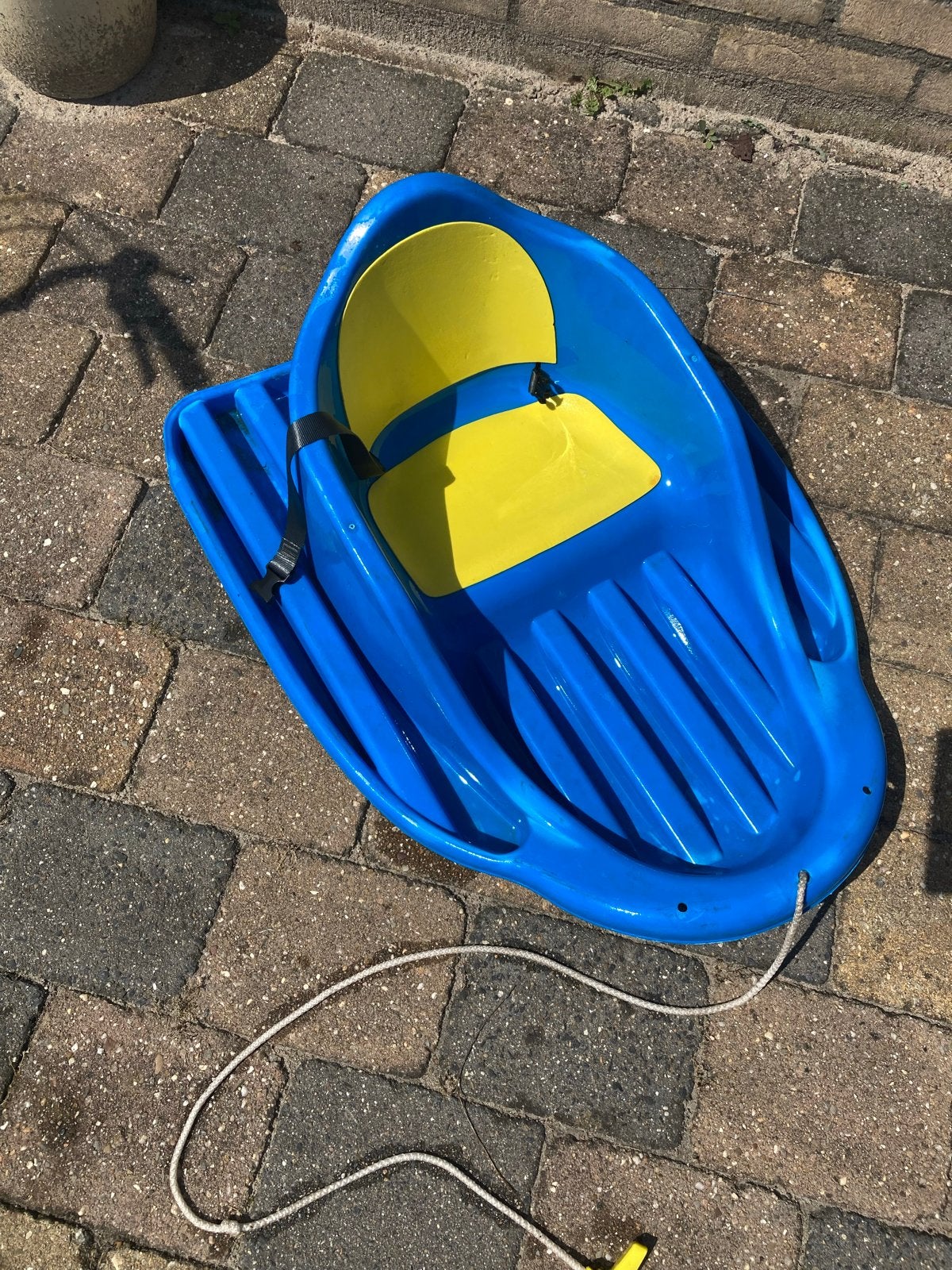 Blauwe slee met geel zitje en trekkoord, Ophalen, Rugleuning, Zo goed als nieuw, Kunststof