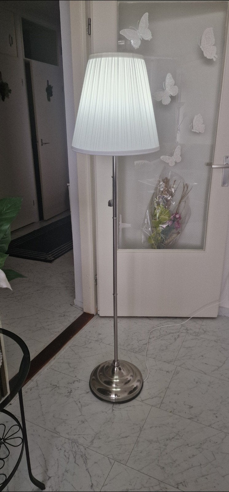 Moderne staande lamp met plissé kap, Huis en Inrichting, Lampen | Vloerlampen, Gebruikt, 150 tot 200 cm, Metaal, Textiel, E27 (groot)