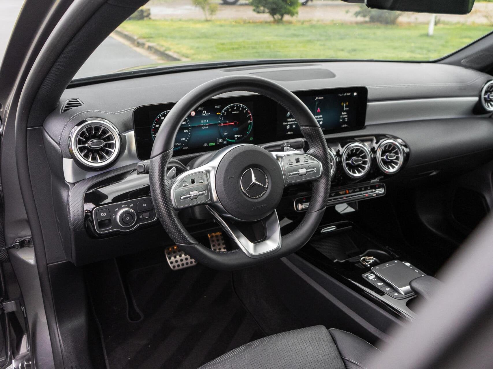 Mercedes A-klasse 250 e AMG Panoramadak|Keyless|Multibeam le, Auto's, Mercedes-Benz, Gebruikt, Zwart, 4 cilinders, Bedrijf