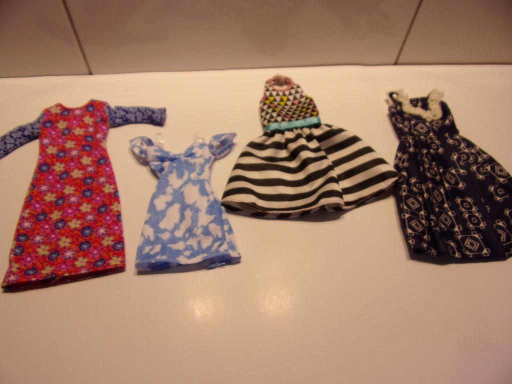Barbie jurkjes roodblauwe met rood label/blauwe + zwart-wit, Ophalen of Verzenden, Zo goed als nieuw, Fashion Doll