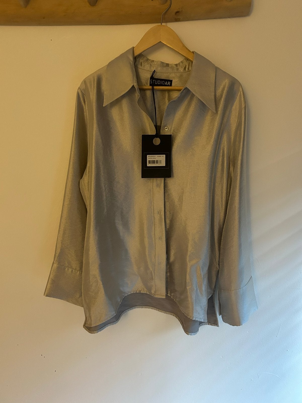 Studio AR Ebonee Shiny Blouse - Nieuw met kaartjes, Kleding | Dames, Verzenden, Nieuw, Maat 42/44 (L), Zilver