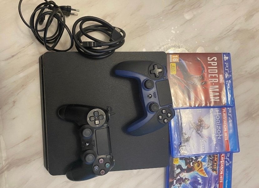 PS4 Slim met 4 games en 2 controllers, Met 2 controllers, Ophalen of Verzenden, Slim, Gebruikt