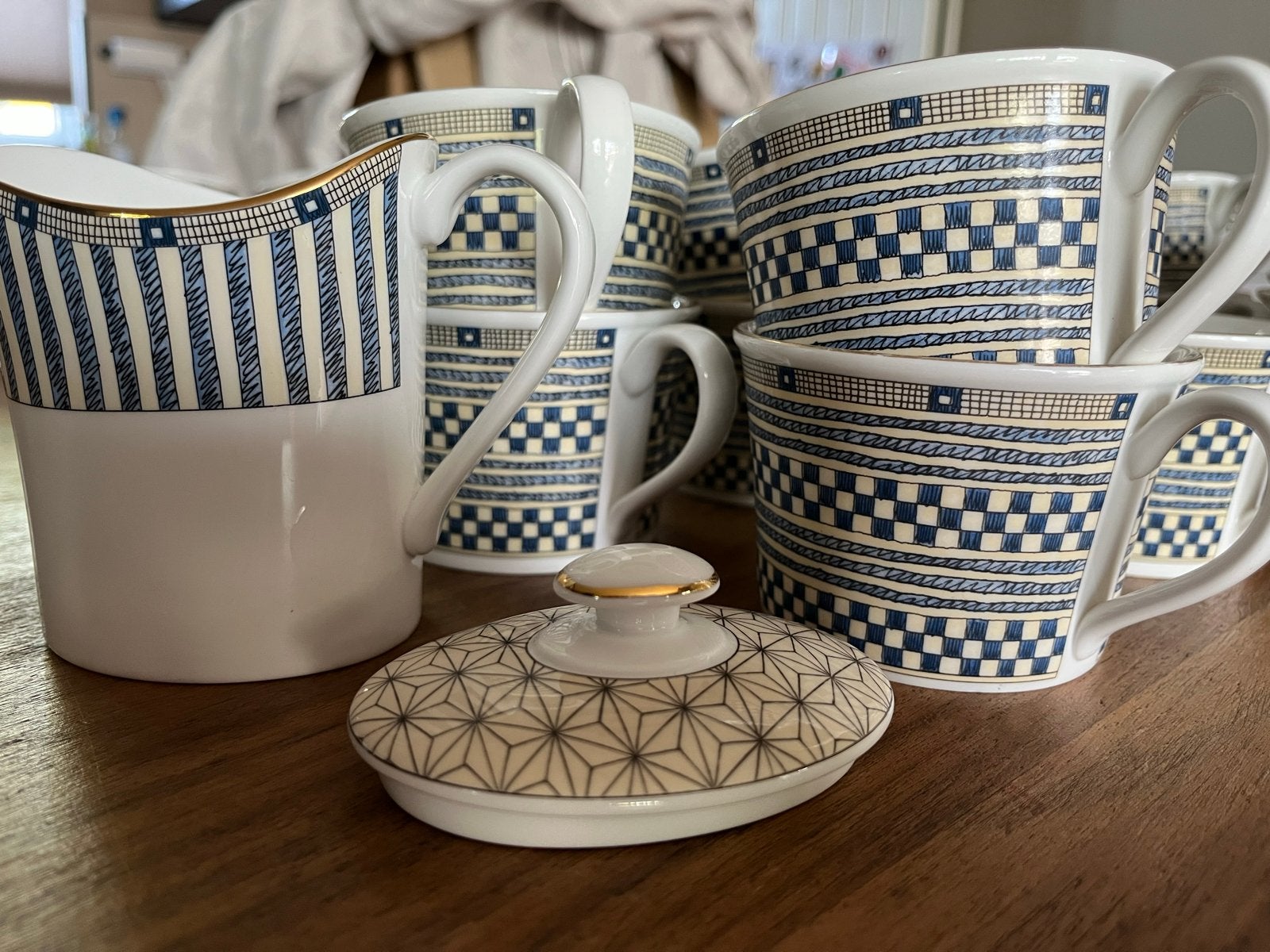 Wedgwood Samurai: 11 kopjes, 11 schotels, melkkan & suikerpo, Gebruikt, Klassiek, Ophalen of Verzenden, Kop(pen) en/of Schotel(s)