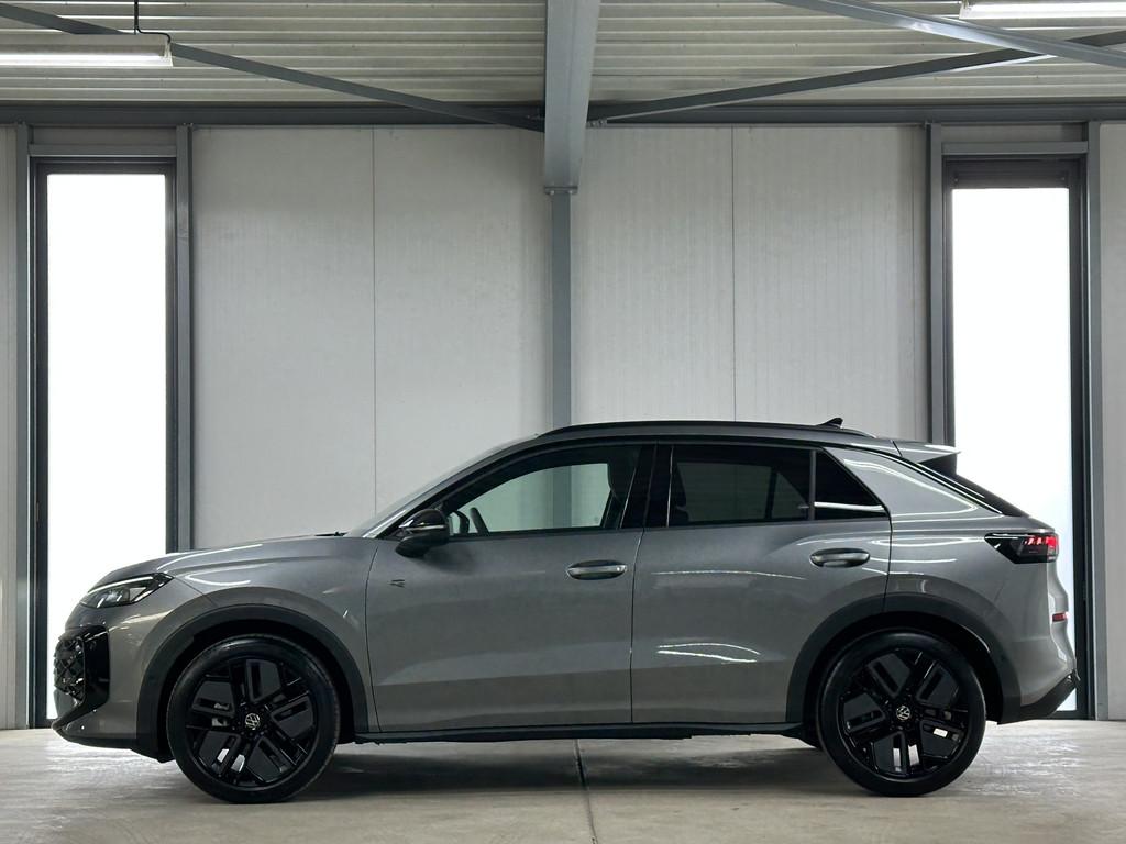 Volkswagen T-Roc 1.5 eTsi R-Line First Edition | IQ light |, Auto's, Volkswagen, Zwart, 4 cilinders, Leder en Stof, Bedrijf