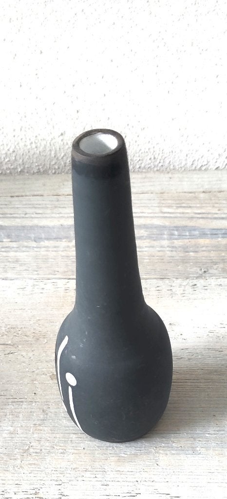Zwart wit vaasje van circa 1950 In prima staat Hoog 18 cm, Huis en Inrichting, Ophalen of Verzenden, Overige kleuren, Steen/keramiek