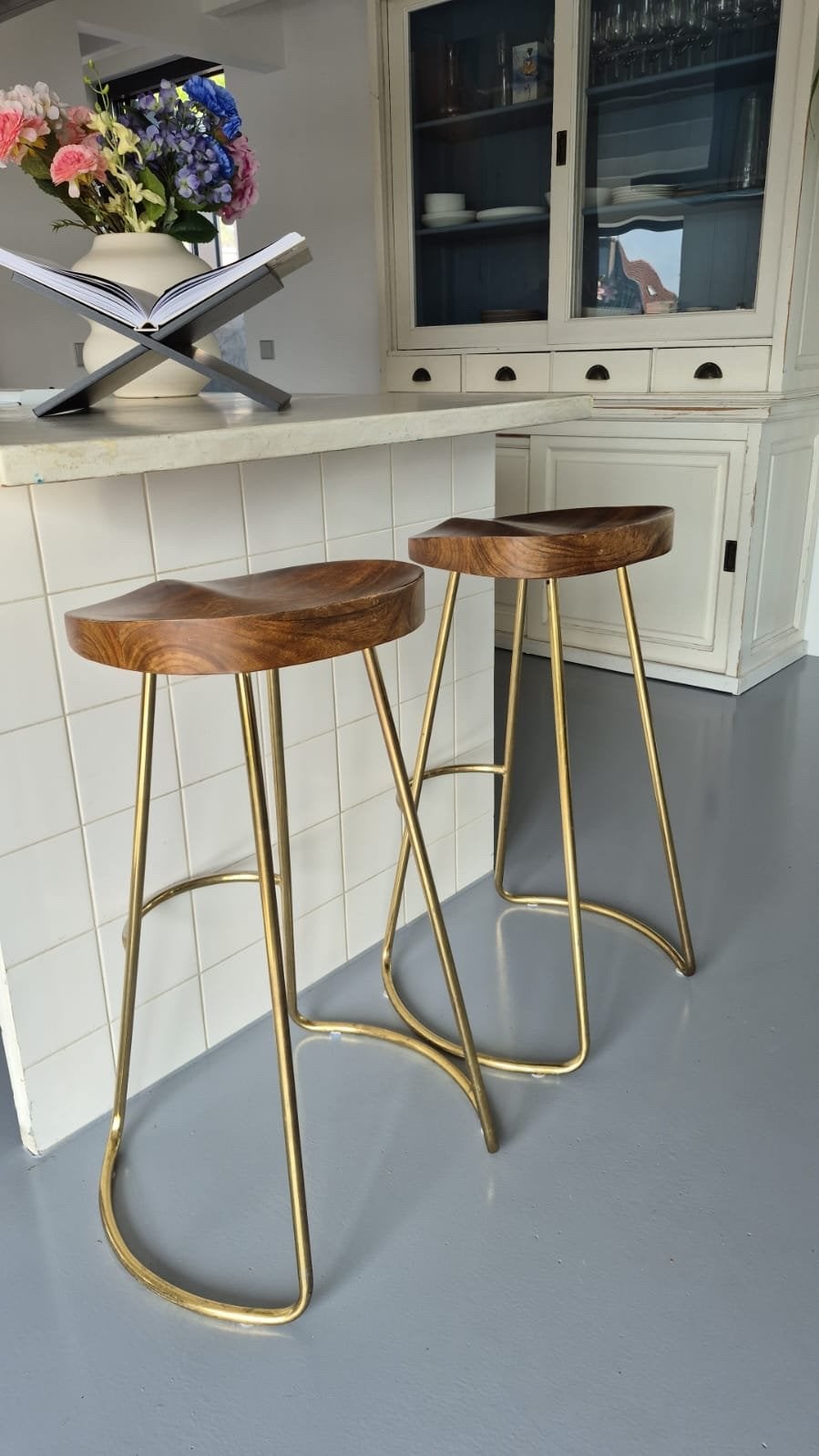 Set van 2 houten barkrukken met gouden metalen onderstel, 60 tot 90 cm, Ophalen of Verzenden, Zo goed als nieuw, Hout