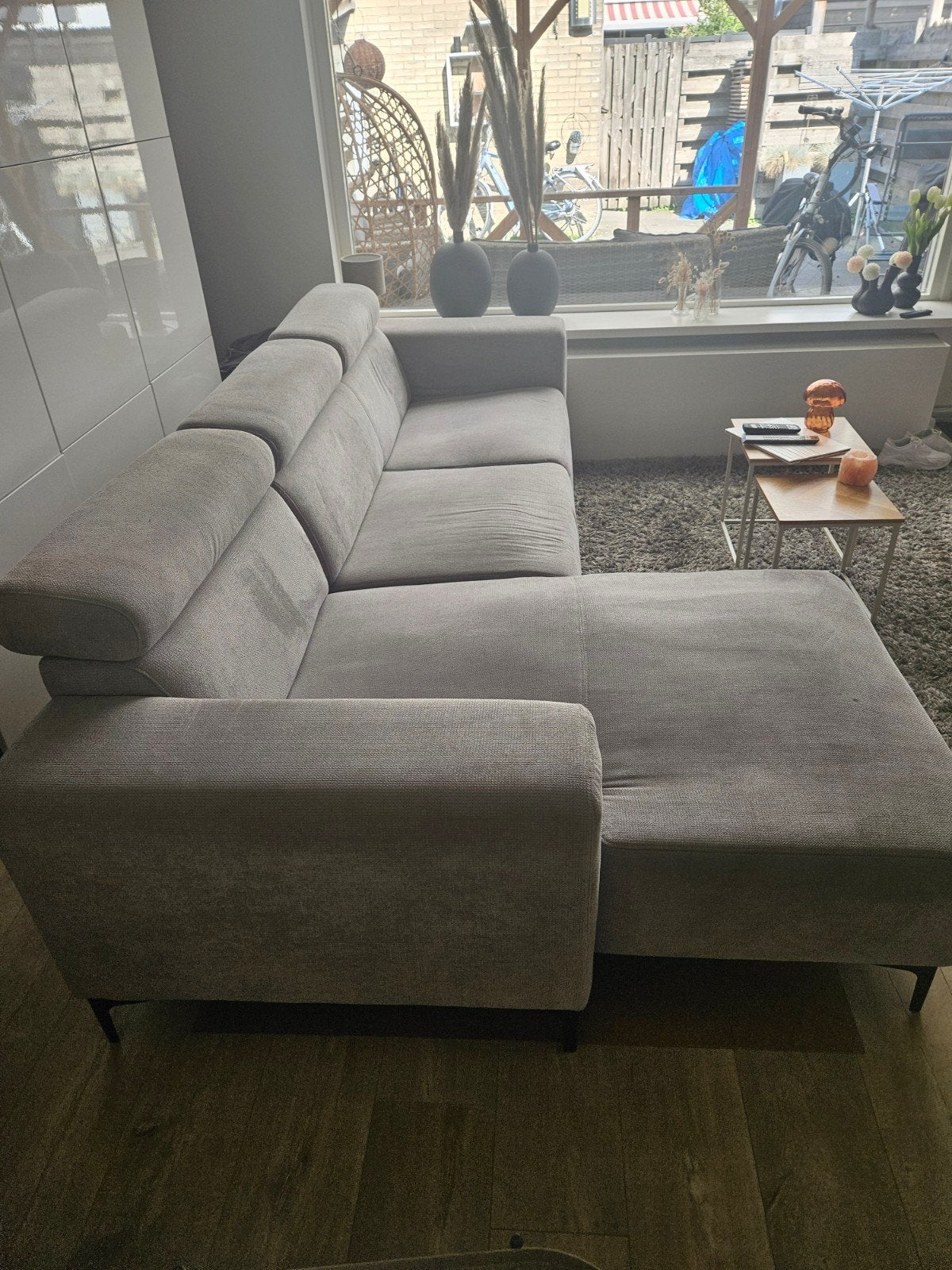 Grijze hoekbank met vlekjes, Huis en Inrichting, Banken | Bankstellen, Ophalen, 250 tot 300 cm, Gebruikt, 100 tot 125 cm
