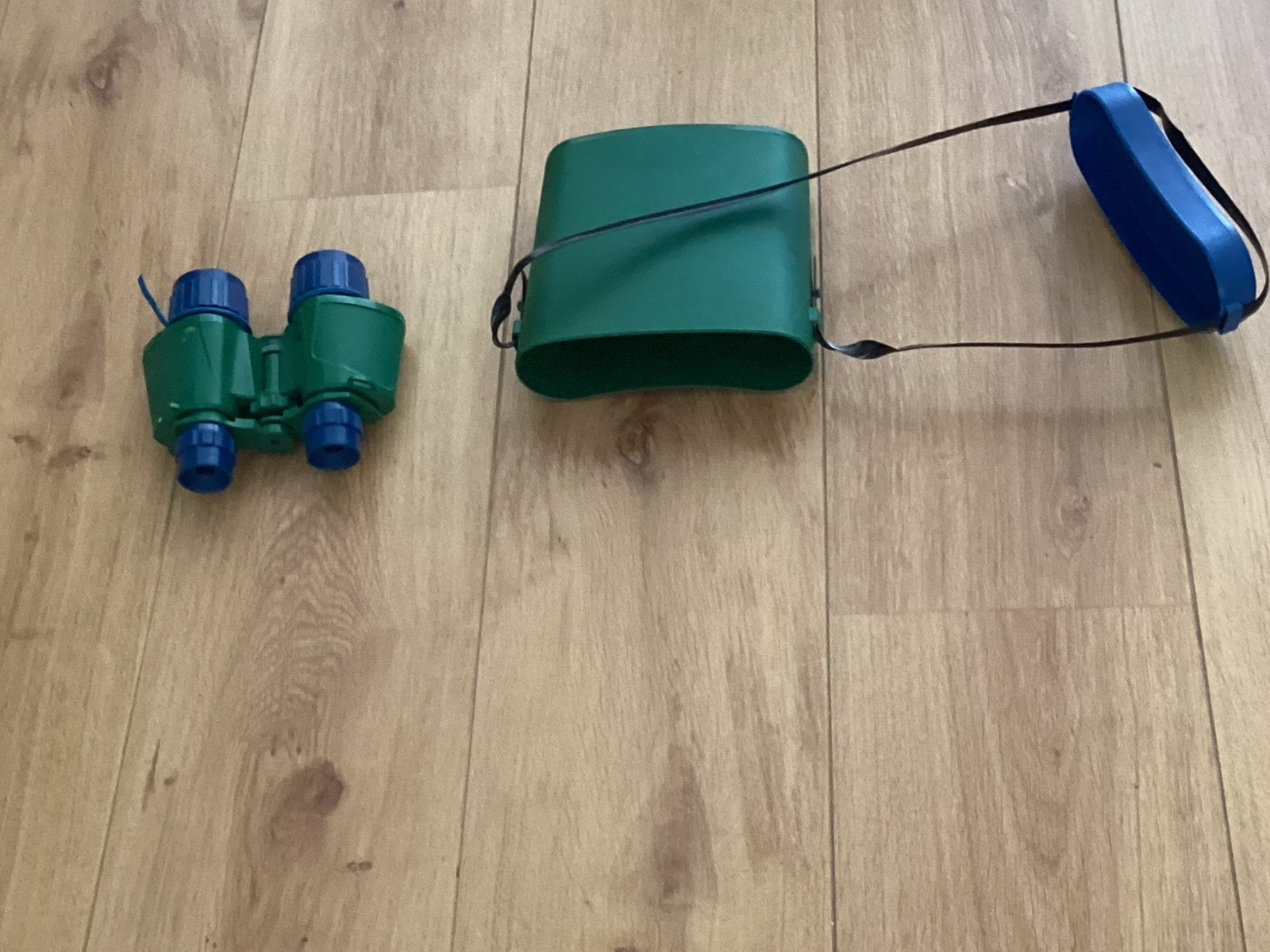 Groene verrekijker met hoes en draagriem, Audio, Tv en Foto, Optische apparatuur | Verrekijkers, Gebruikt, Minder dan 8x, Overige typen