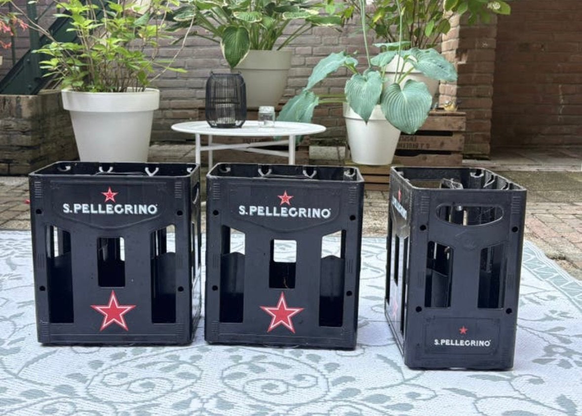 Zwarte kratjes S. Pellegrino (bijna net zo leuk als Evian), Ophalen, Gebruikt, Zwart, Kunststof