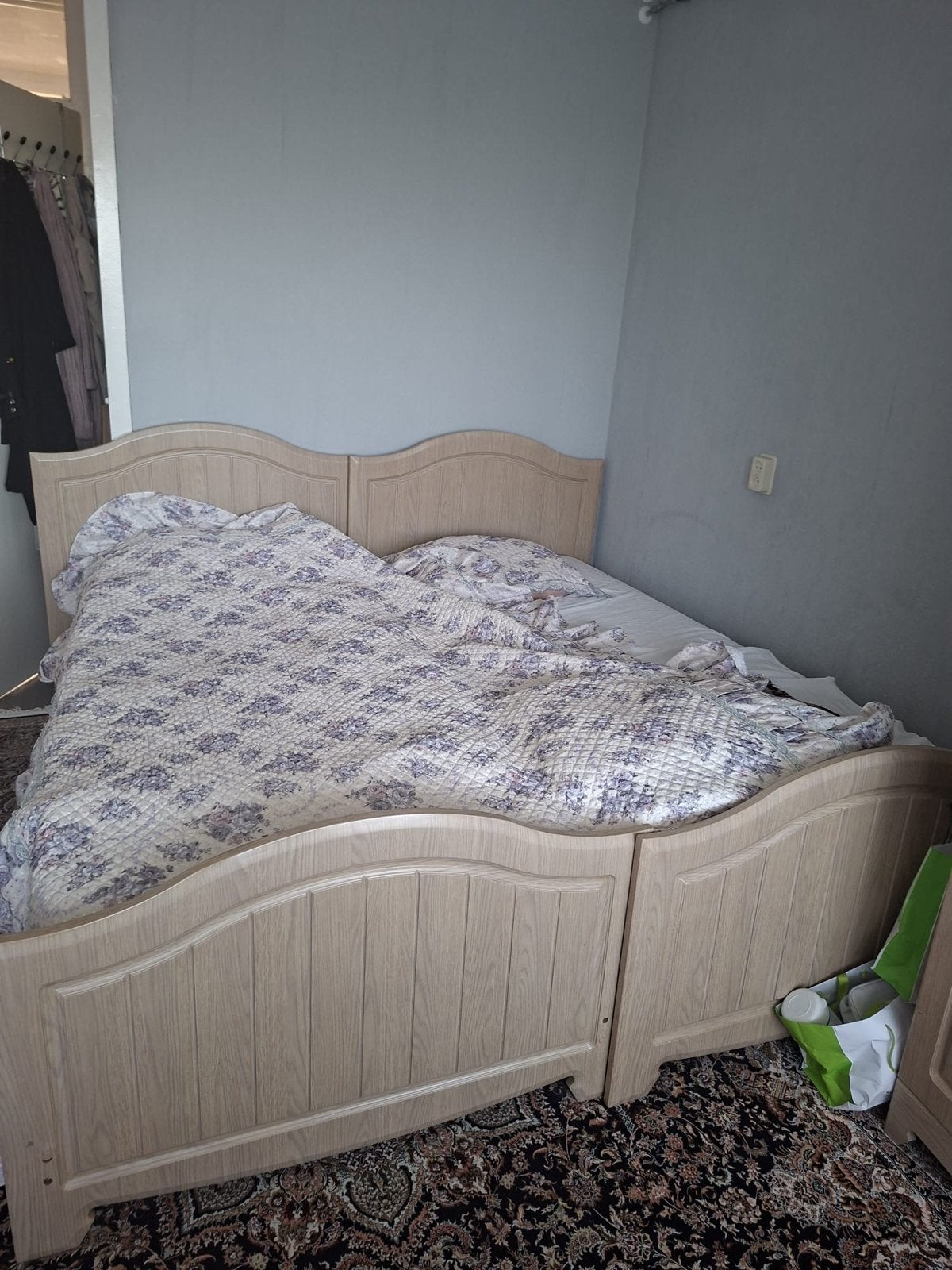 Twee eenpersoonsbedden met driedeurskast, Gebruikt, 90 cm, Eenpersoons, Beige