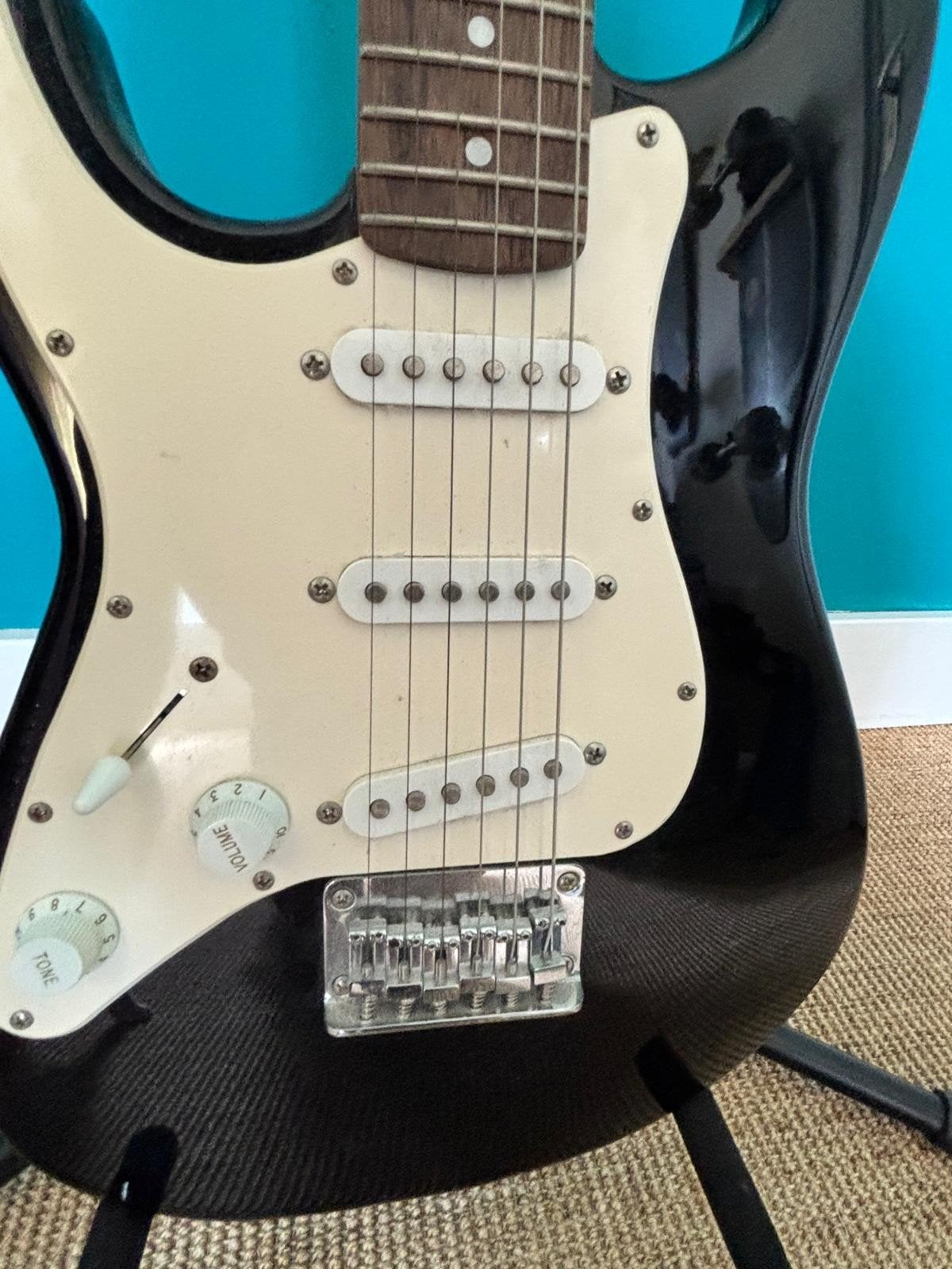 Elektrische linkshandige gitaar - Squier Mini Stratocaster, Muziek en Instrumenten, Ophalen of Verzenden, Zo goed als nieuw, Solid body