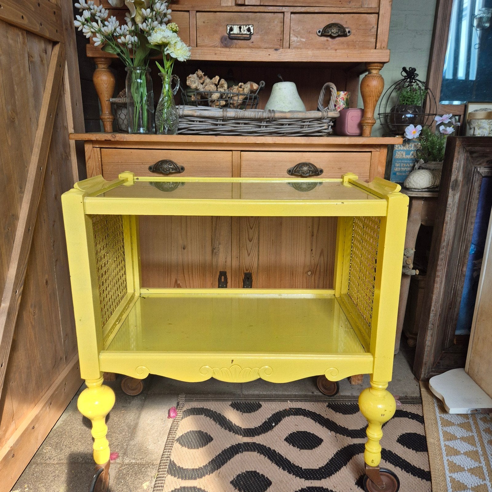 Vintage bar kar in retro stijl, Ophalen