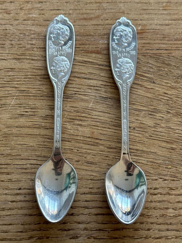 2 Herdenkingslepels Koningin Juliana & Beatrix, Ophalen of Verzenden