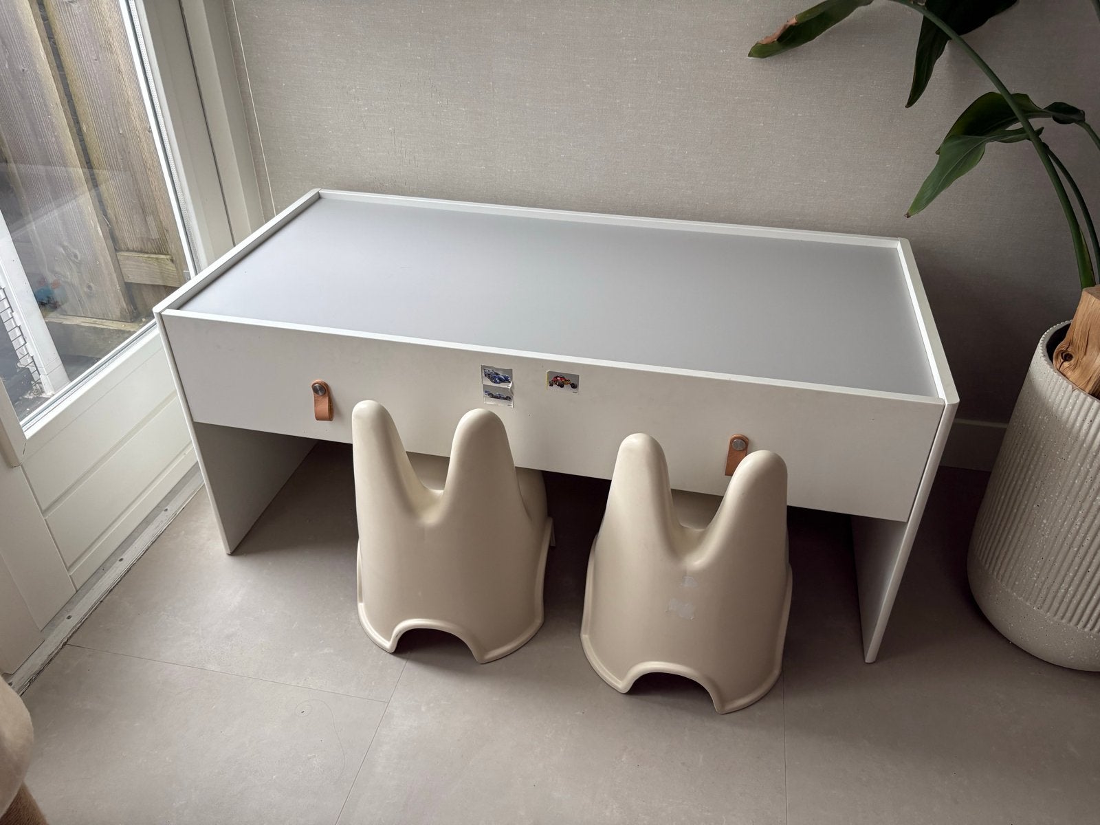 Ikea Dundra speeltafel wit/grijs met lade en twee stoeltjes, Ophalen, Gebruikt