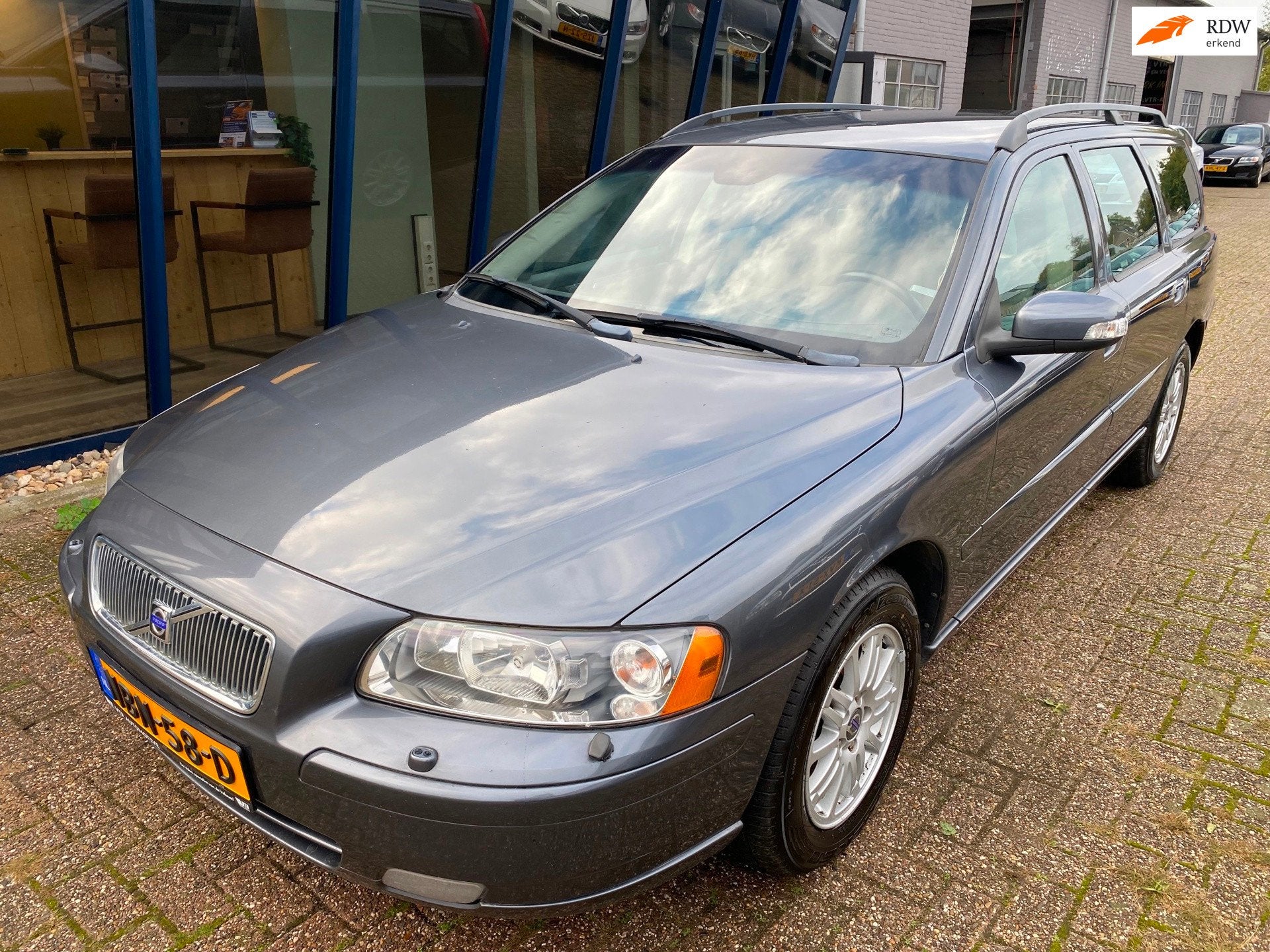 Volvo V70 2.4 Edition Classic 170PK Youngtimer, Auto's, Voorwielaandrijving, Gebruikt, Beige, Leder en Stof