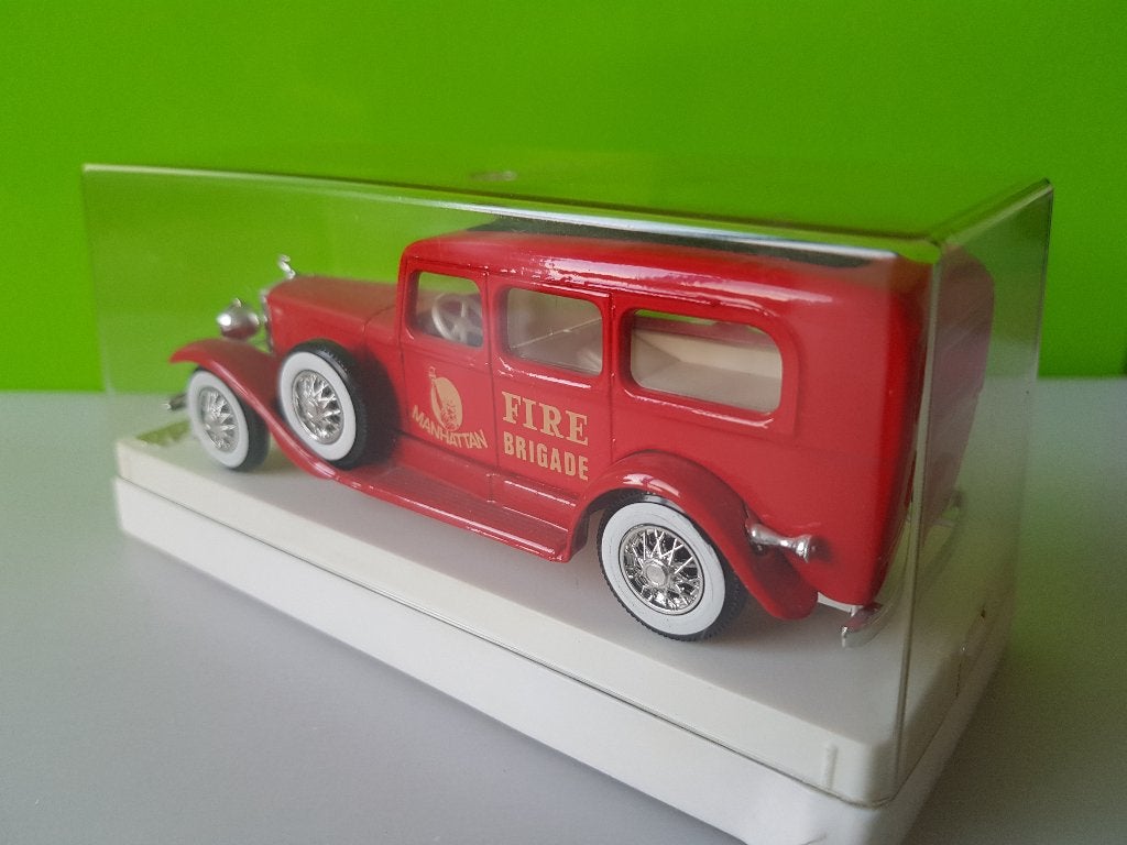 Solido - Cadillac V16 Manhattan Fire Brigade [rood] 1/43 MIB, Hobby en Vrije tijd, Ophalen of Verzenden, Zo goed als nieuw, Auto