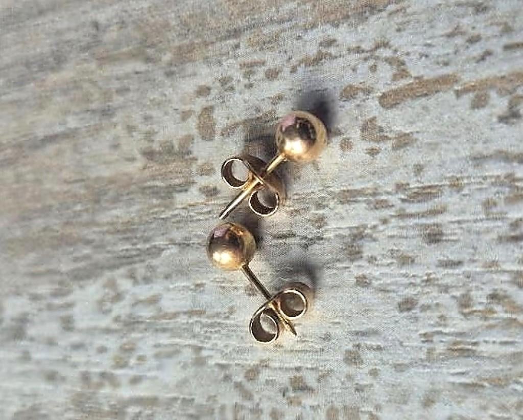 14 karaat gouden bolletjes oorbellen – 5 mm – vintage, Gebruikt, Ophalen of Verzenden, Knopjes of Stekers, Goud