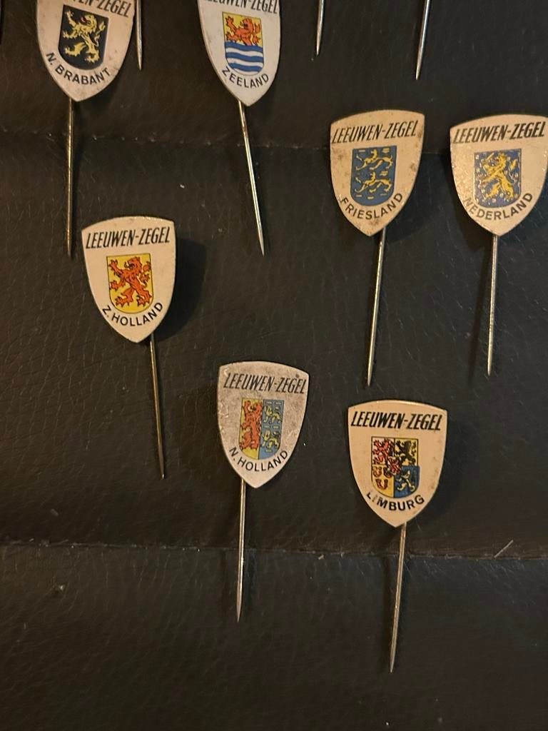 Verzameling Leeuwen-zegel Speldjes, Verzamelen, Ophalen, Gebruikt, Stad of Land, Speldje of Pin