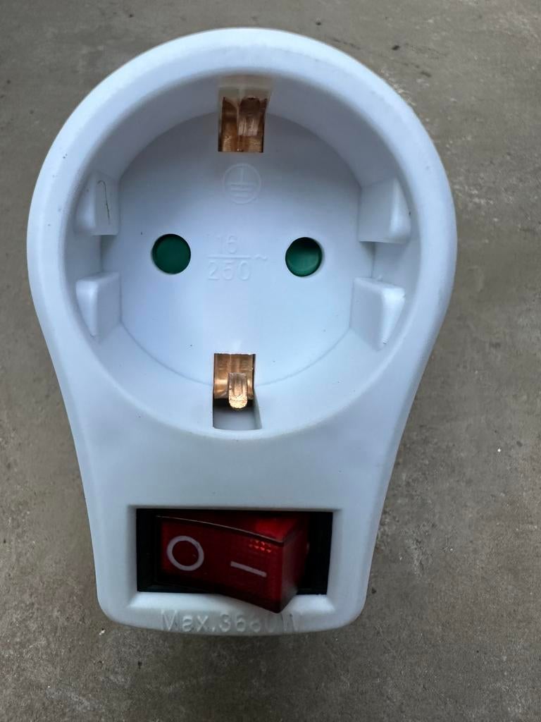Stopcontact adapter met aan/uit schakelaar | Nieuw | 200 pcs, Ophalen, Zo goed als nieuw