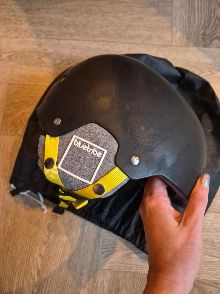 Zwarte skihelm merk bluetribe maat L in goede staat, Ophalen of Verzenden, Zo goed als nieuw, Helm of Bescherming