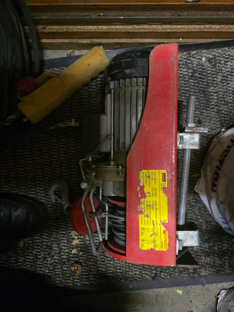 220V Elektrische Takel - Goed Werkend, Doe-het-zelf en Verbouw, Lieren en Takels, Ophalen of Verzenden, Gebruikt, Elektrisch