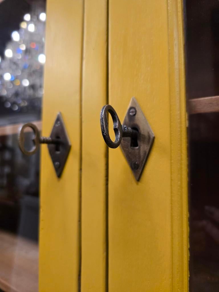 Foto 10 van Leuke gele grutterskast | buffetkast | winkelkast teak